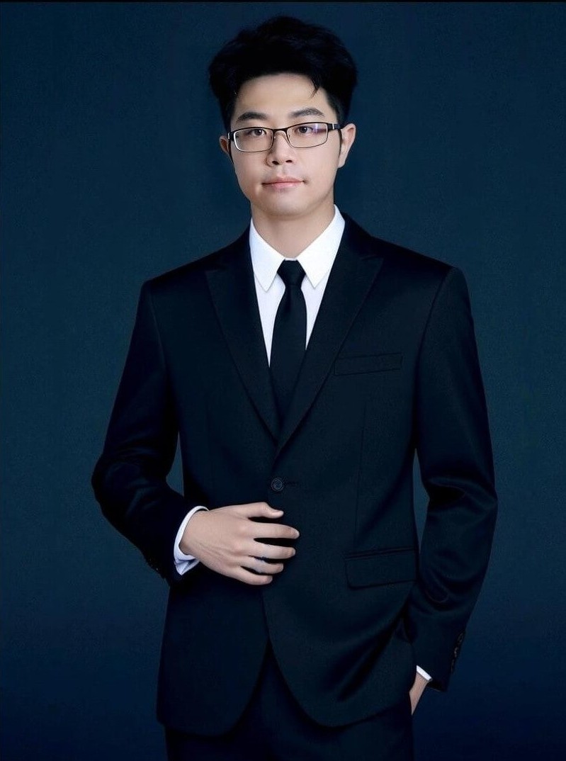 威威 Willy 本人形象照，著深色西裝